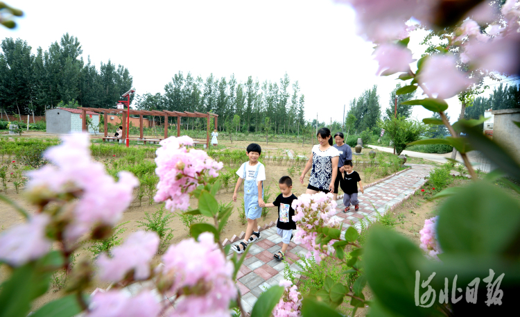 近日，河北省威县常庄镇何家庄村村民在村小广场游玩。河北省全域推进农村人居环境整治示范县威县积极推进农村生活垃圾清理、村庄绿化美化亮化、美丽庭院等农村人居环境整治，乡村越变越美，群众日子越过越舒心。河北日报记者杜柏桦摄影报道