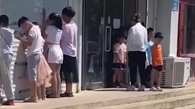 辽宁沈阳一托管班老师打骂暴晒学生 被行政拘留15日