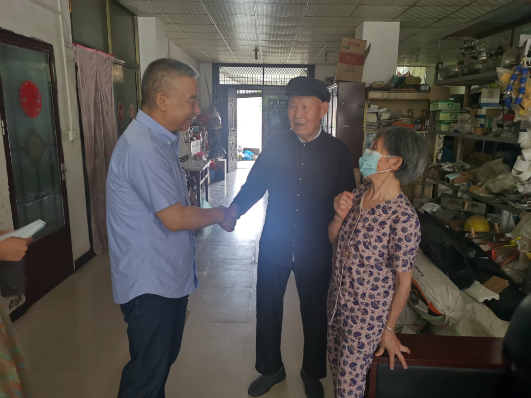 7月27日,西咸新区秦汉新城党委副书记吴起,前往渭城街办冶家台村看望