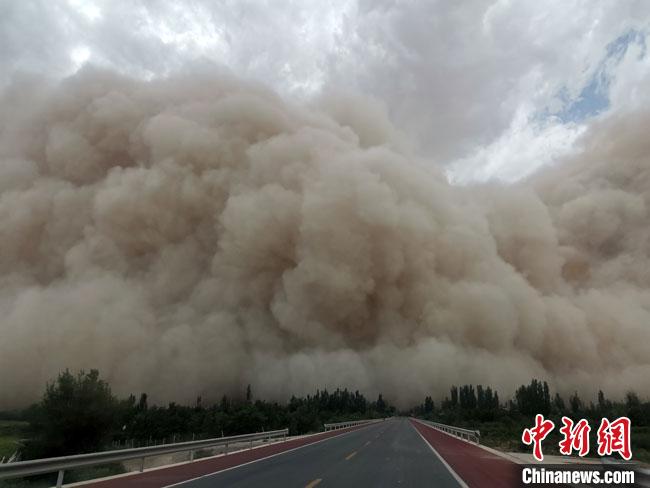7月25日下午，甘肃敦煌出现沙尘暴。　王晓东 摄