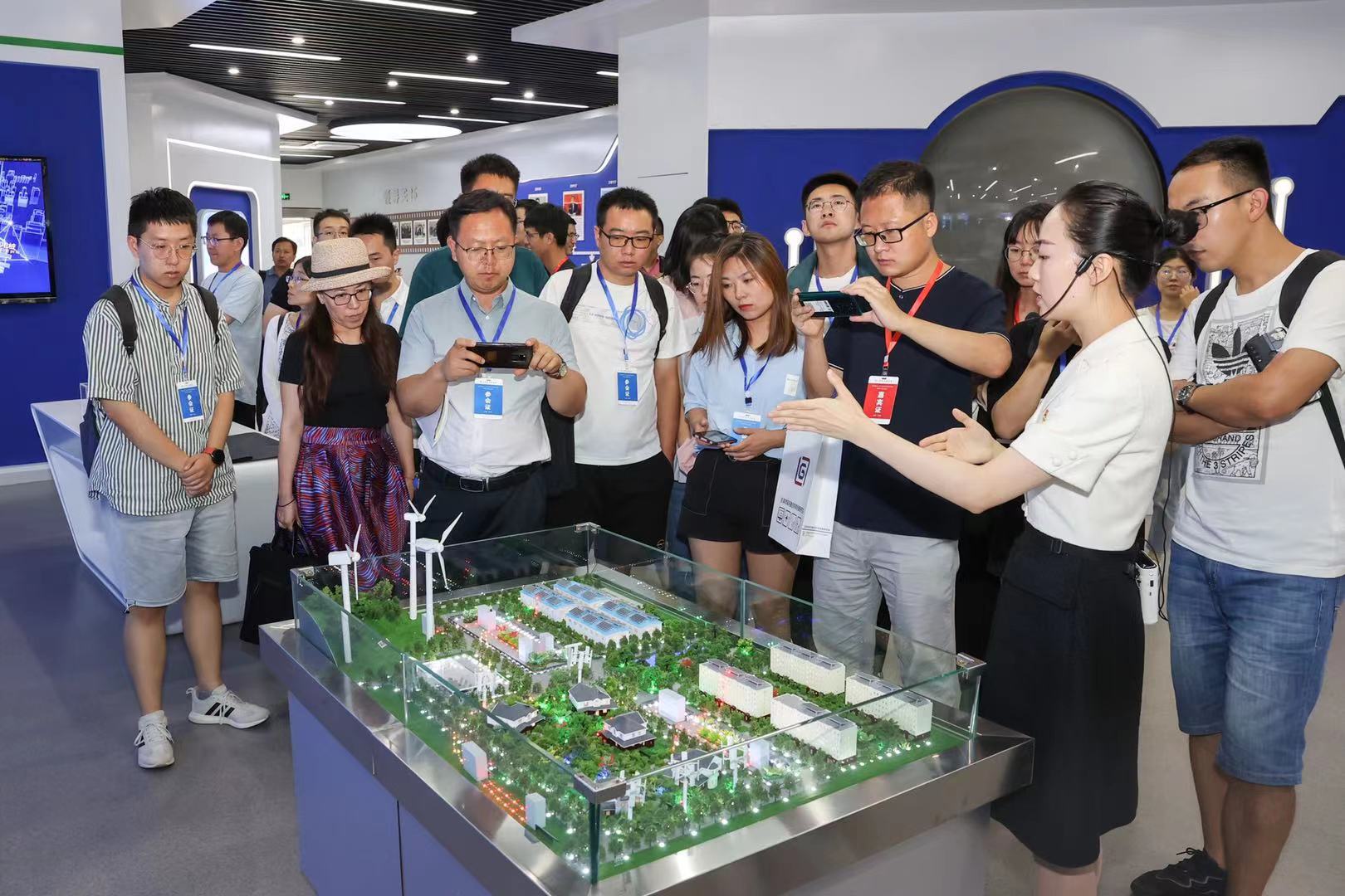 “智汇吕梁&middot;创赢未来”数字经济人才与企业对接交流会暨青年博士论坛现场