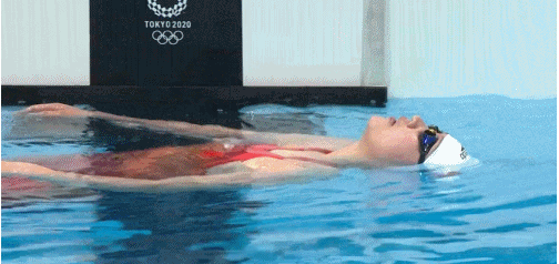 王者归来！19岁李冰洁改写中国女子游泳历史 摘铜后池中淡定躺平