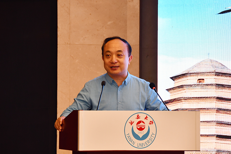 化学科学部常务副主任杨俊林致辞