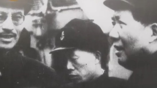 1953年毛泽东视察华东海军，视察结束后亲手为海军题词