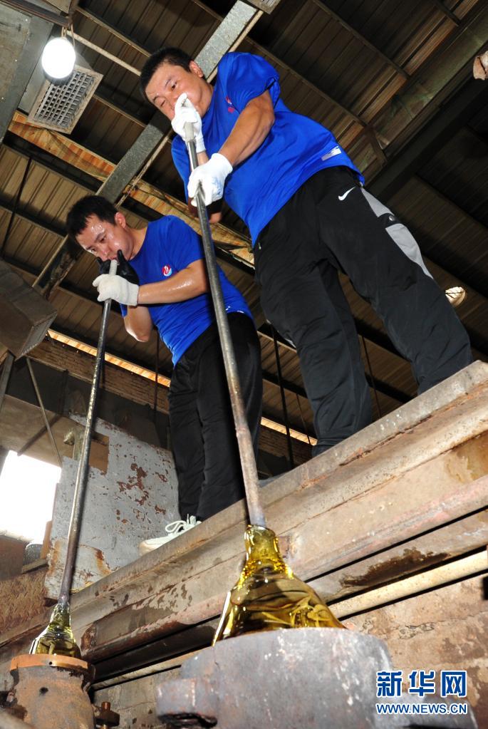 7月28日,在河北省沧州市南皮县一家工艺玻璃制品企业车间,工人在制作工艺玻璃制品。