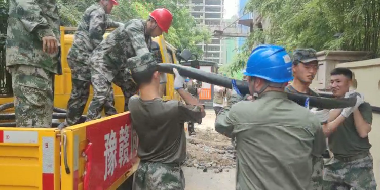 当地政府派出民兵预备役协助突击队施工作业