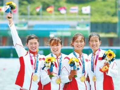 7月28日，中国队选手陈云霞、张灵、吕扬、崔晓桐（从左至右）在颁奖仪式上。新华社发