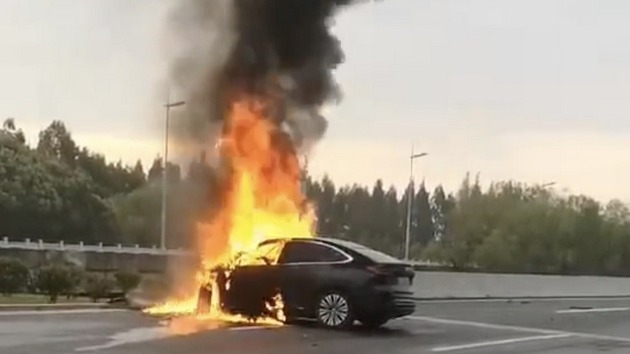 蔚蓝EC6撞护栏起火，新能源汽车频出安全问题