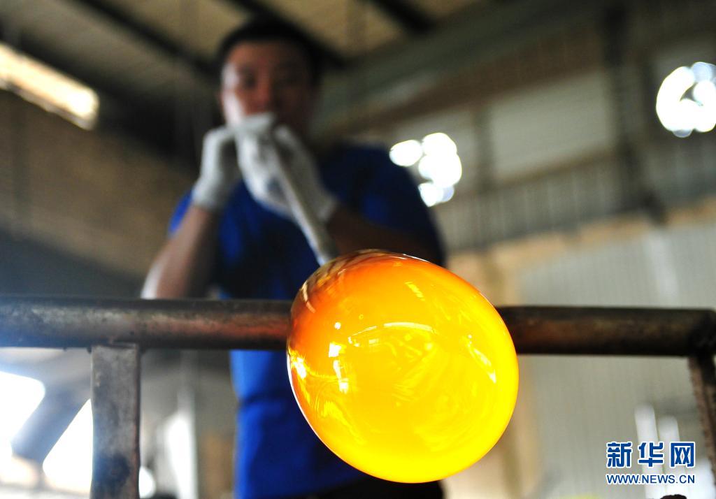 7月28日,在河北省沧州市南皮县一家工艺玻璃制品企业车间,工人在制作工艺玻璃制品。