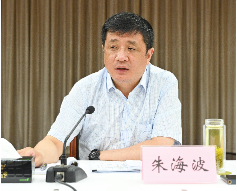 区委书记朱海波出席会议并讲话,区长赵洪涛主持会议,区领导史卫东