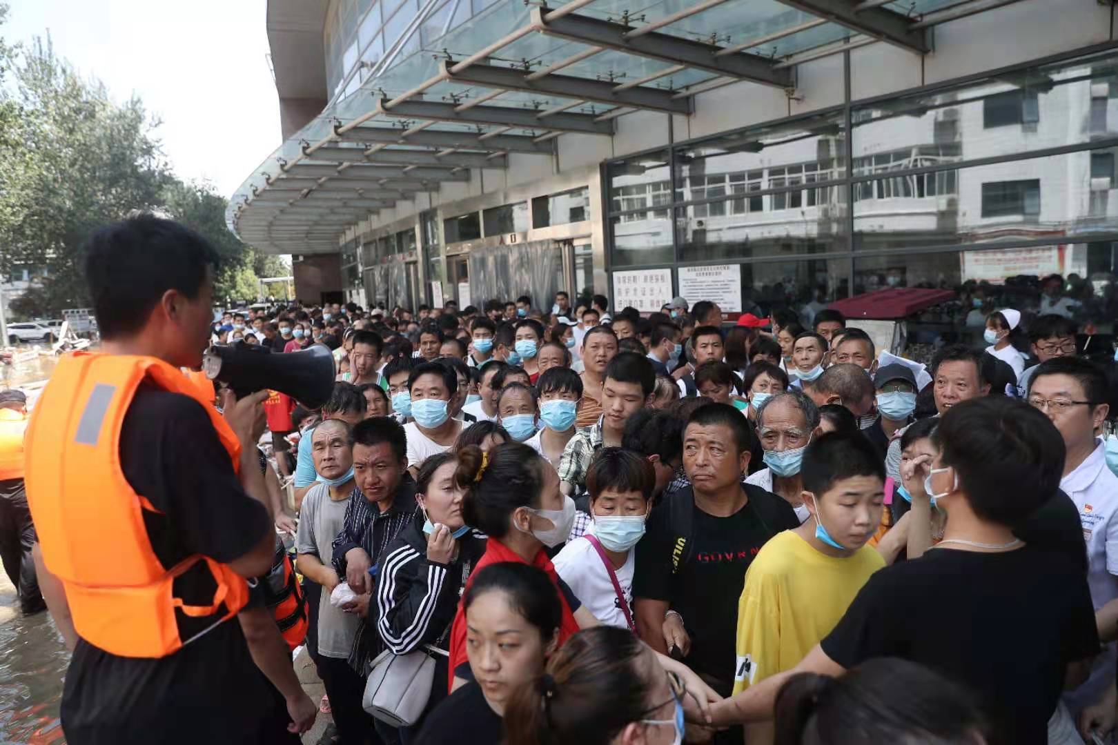 26日下午,排队等待的病人和家属。新京报记者 王飞 摄