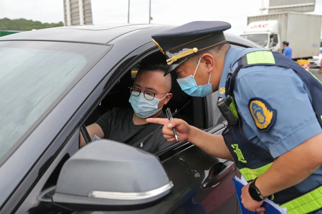 7月25日，南京沪蓉高速收费站出城方向，交警、城管、交通等部门开展联合工作，查验驾乘人员健康码和48小时内核酸检测阴性证明。