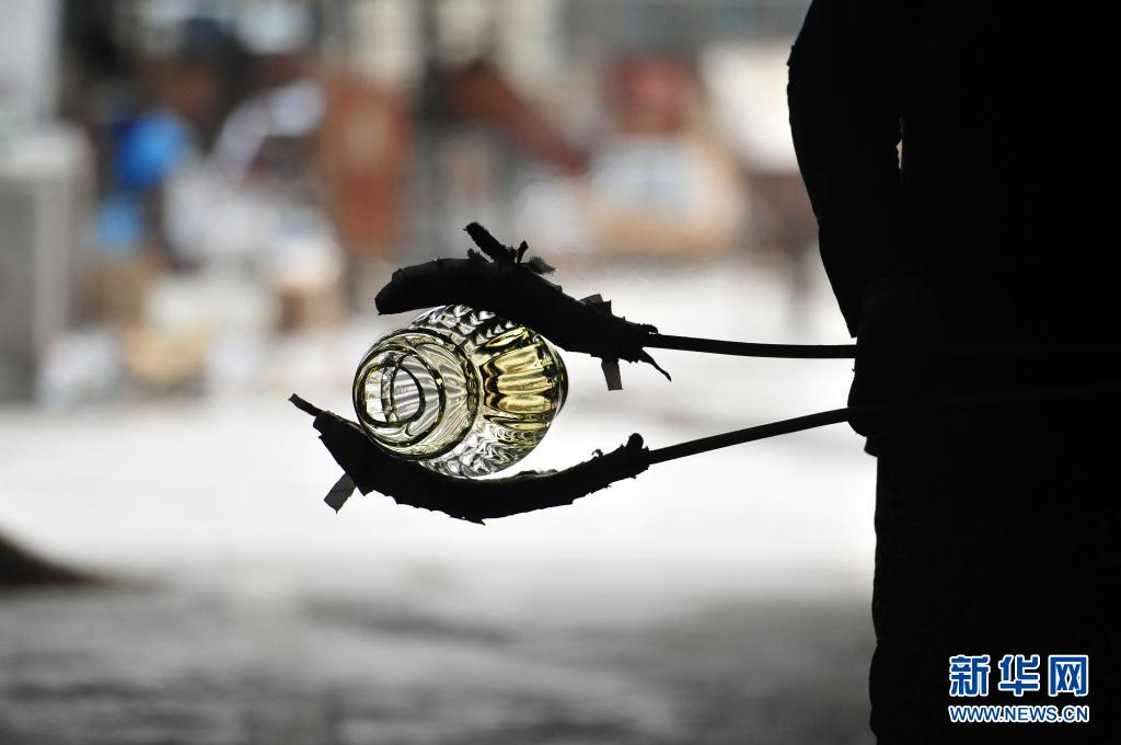 7月28日,在河北省沧州市南皮县一家工艺玻璃制品企业车间,工人在制作工艺玻璃制品。