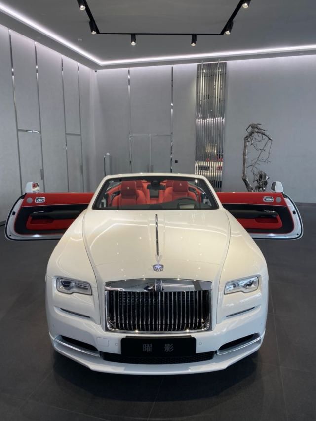 劳斯莱斯曜影敞篷车型疯狂降价回笼资金