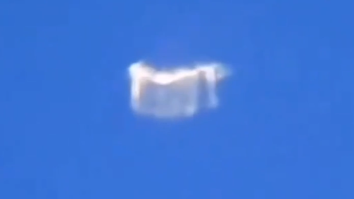外媒：乘客千米高空拍到疑似UFO 白色光亮物体数次变形