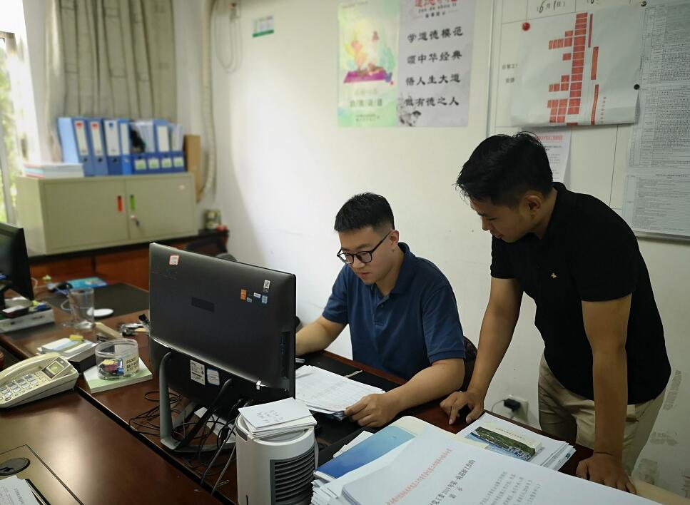 赣州经开区职称办工作人员在向企业申报人就职称申报政策进行解读