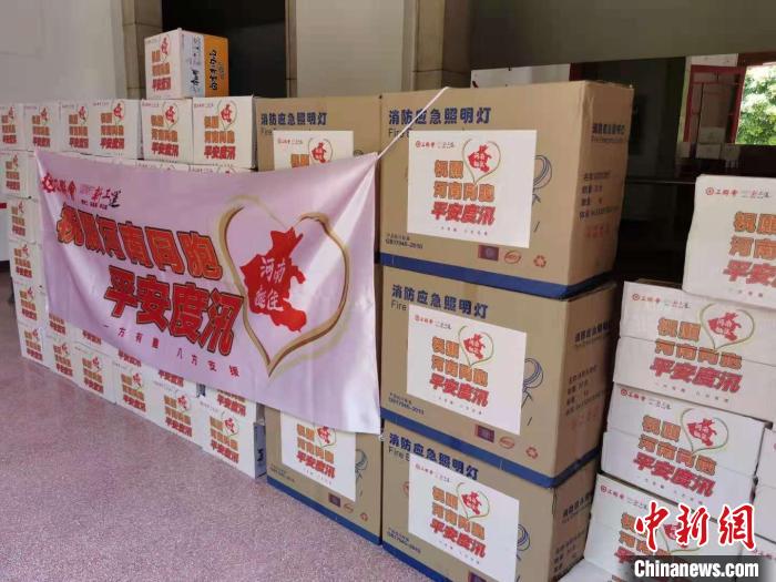 香港工联会首批支援河南汛情救援物资从广州送出 郭军 摄