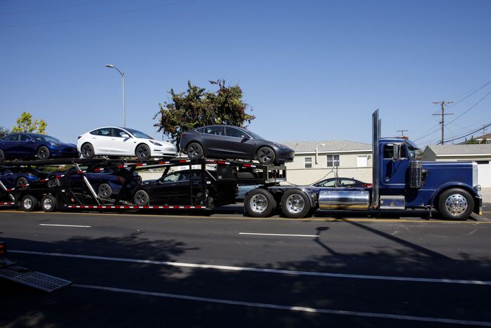 运送Model 3的卡车