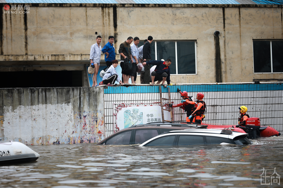 河南暴雨七日:71人遇难 市民地铁口献花吊唁