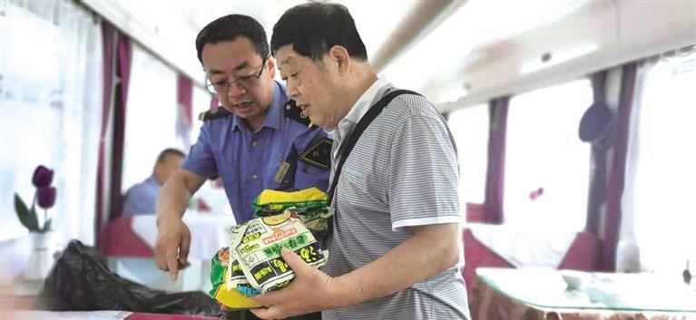 乘务人员将食物分给旅客