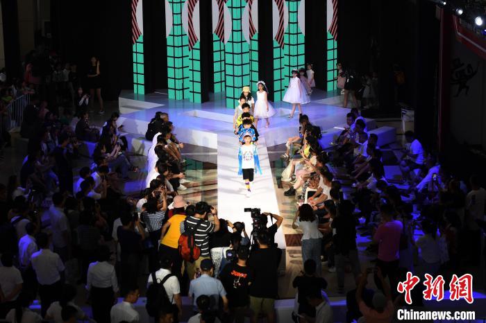 童模走秀 许少峰 摄