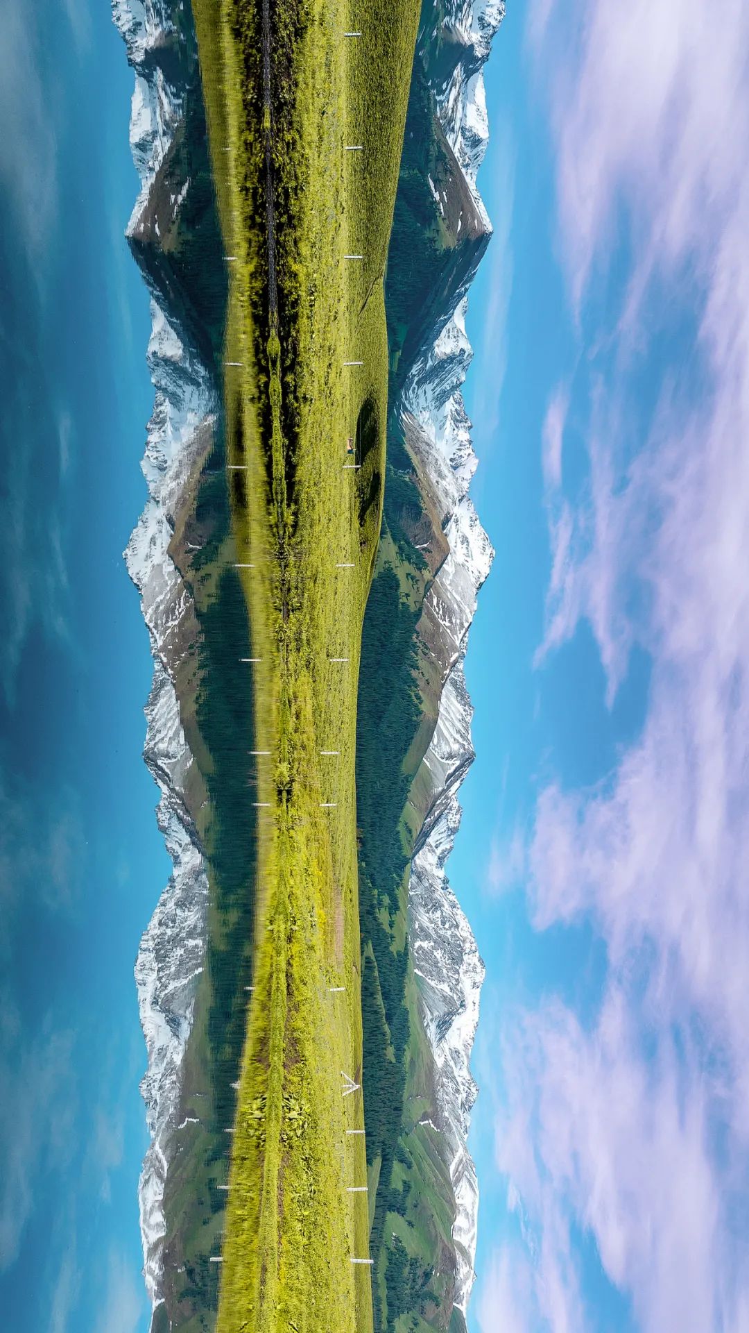  那拉提山下的草原，倒映在深蓝的湖水之中。摄影/万瑞