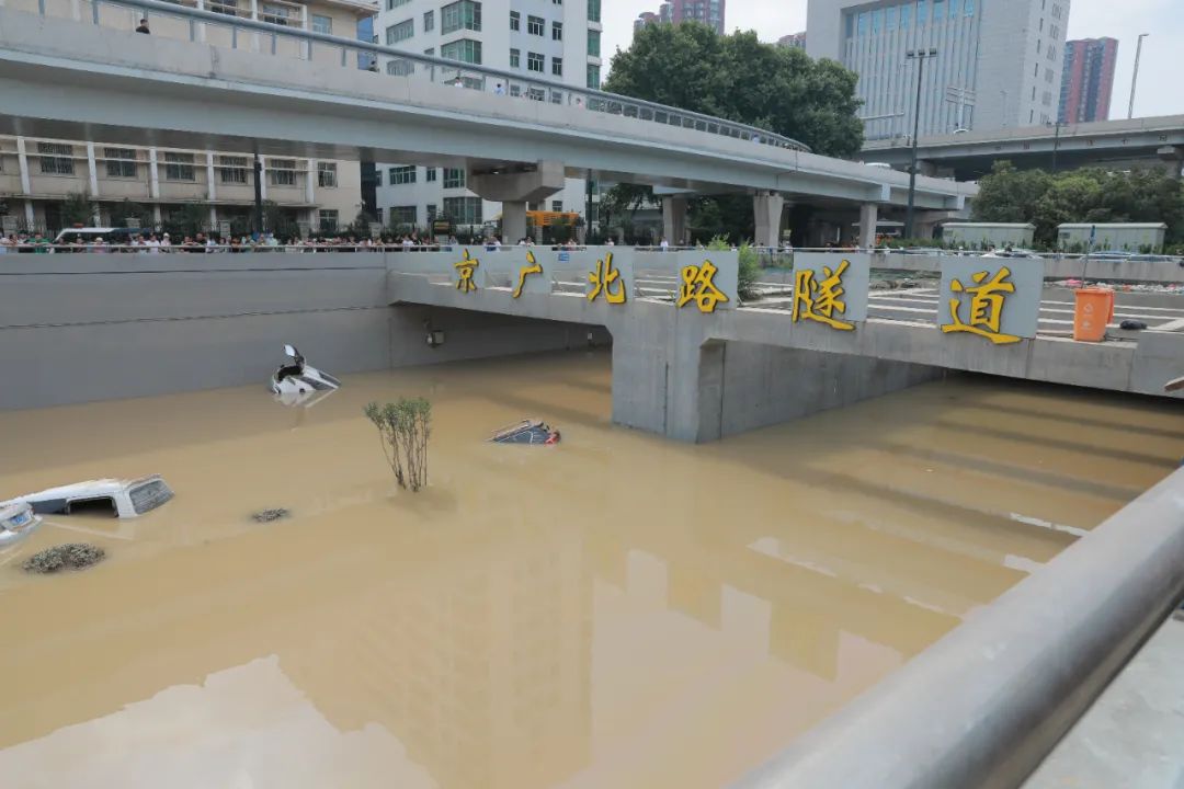 郑州暴雨过后的京广北路隧道 摄影：文健