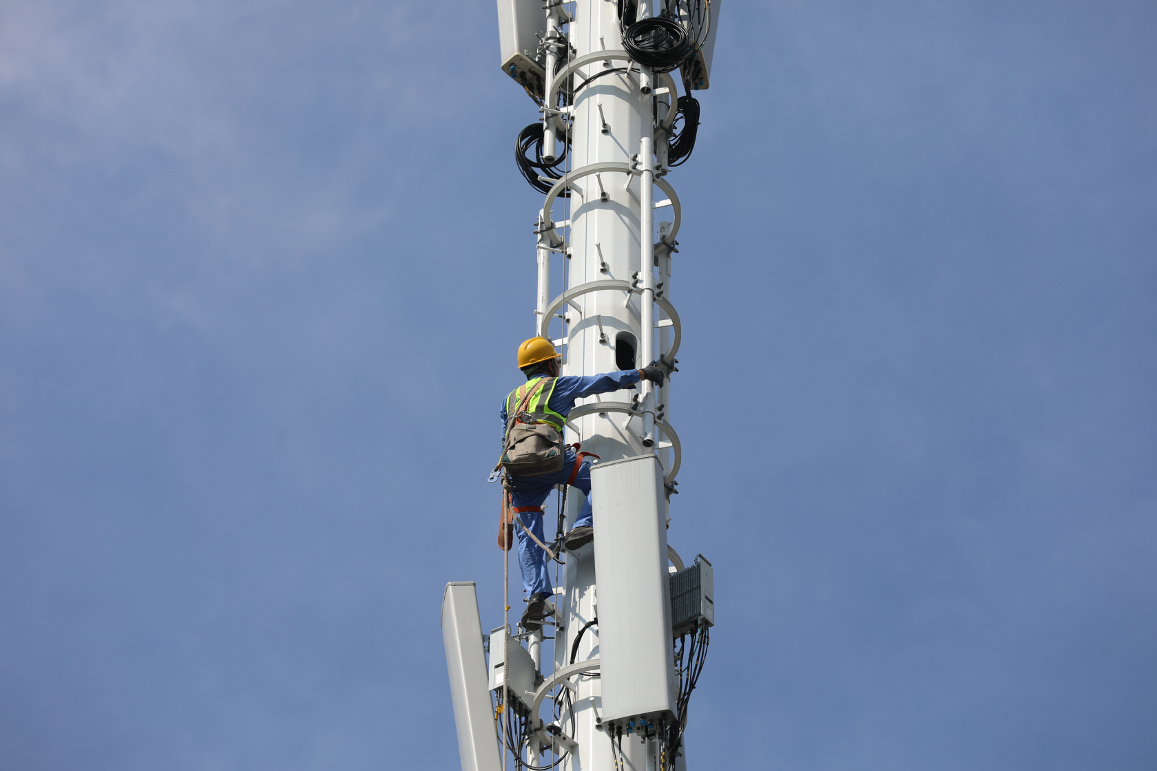 下午5点多,在防护措施的保护下,安徽移动合肥分公司的塔工宋师傅在30