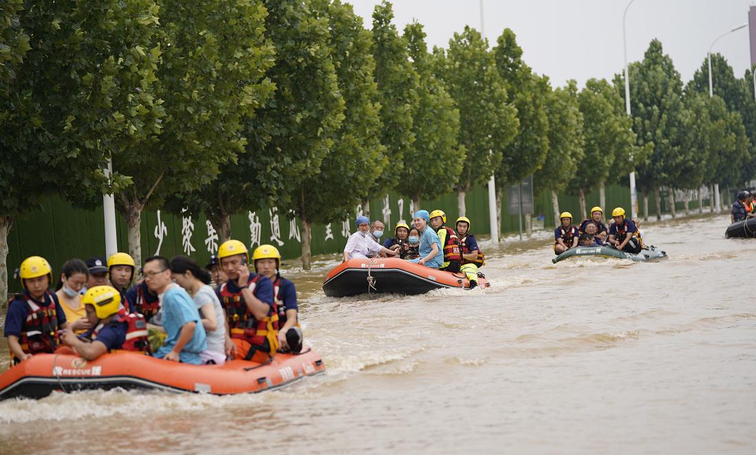 向“雨”而行！ 暴雨来袭他们第一时间冲到现场