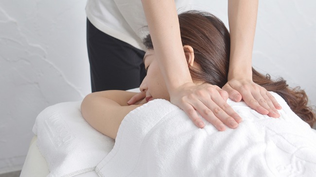 女子去美容店"推背" 刚脱完衣服却进来个男技师？_凤凰网 - Vimarsana News