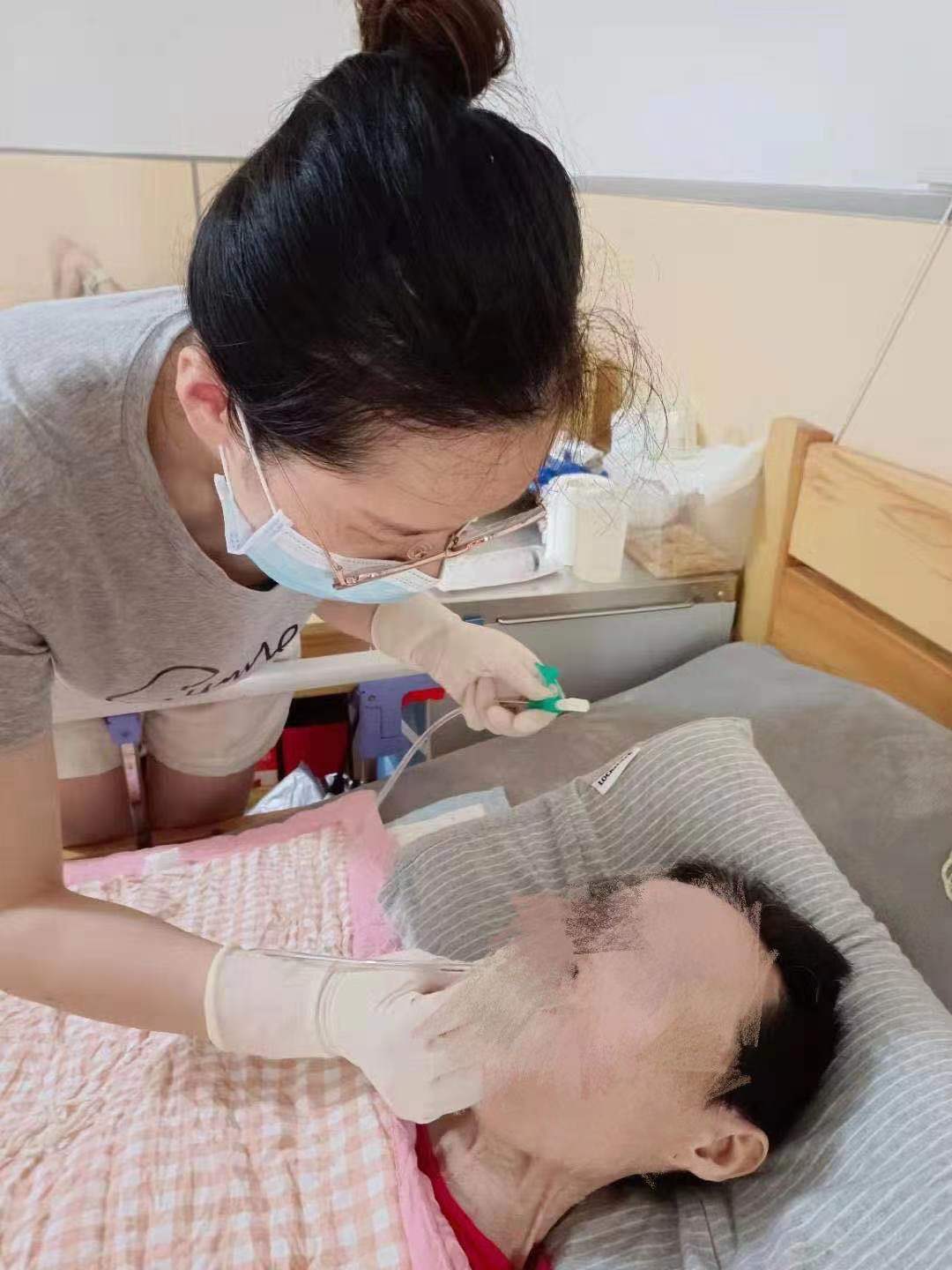 感人！台风天，北仑这位护士准时赴约 上门为患者更换鼻胃管