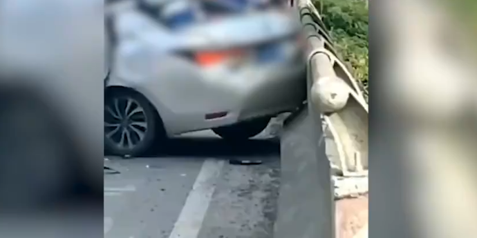 四川一小车与半挂车相撞，致4死1伤