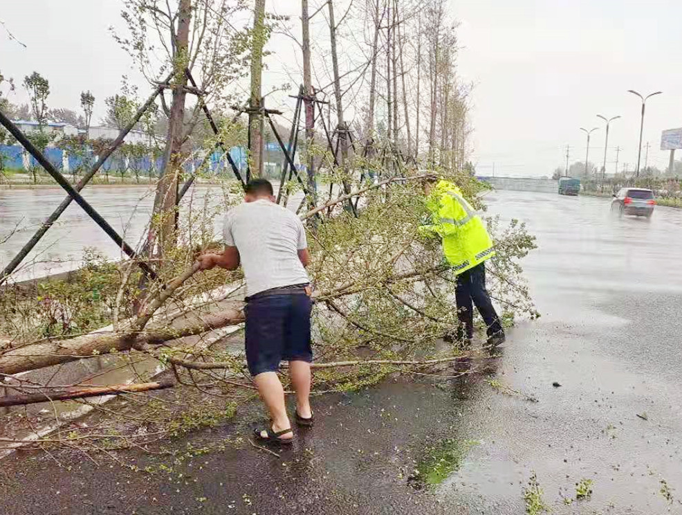 商丘市交警支队：迅速作出反应 科学部署 积极应对大风暴雨恶劣天气