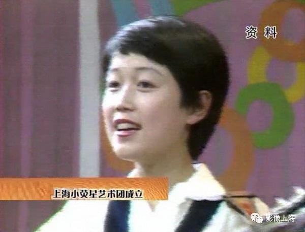 巫慧敏在1985年1月上海电视台小荧星艺术团成立时上台自弹自唱