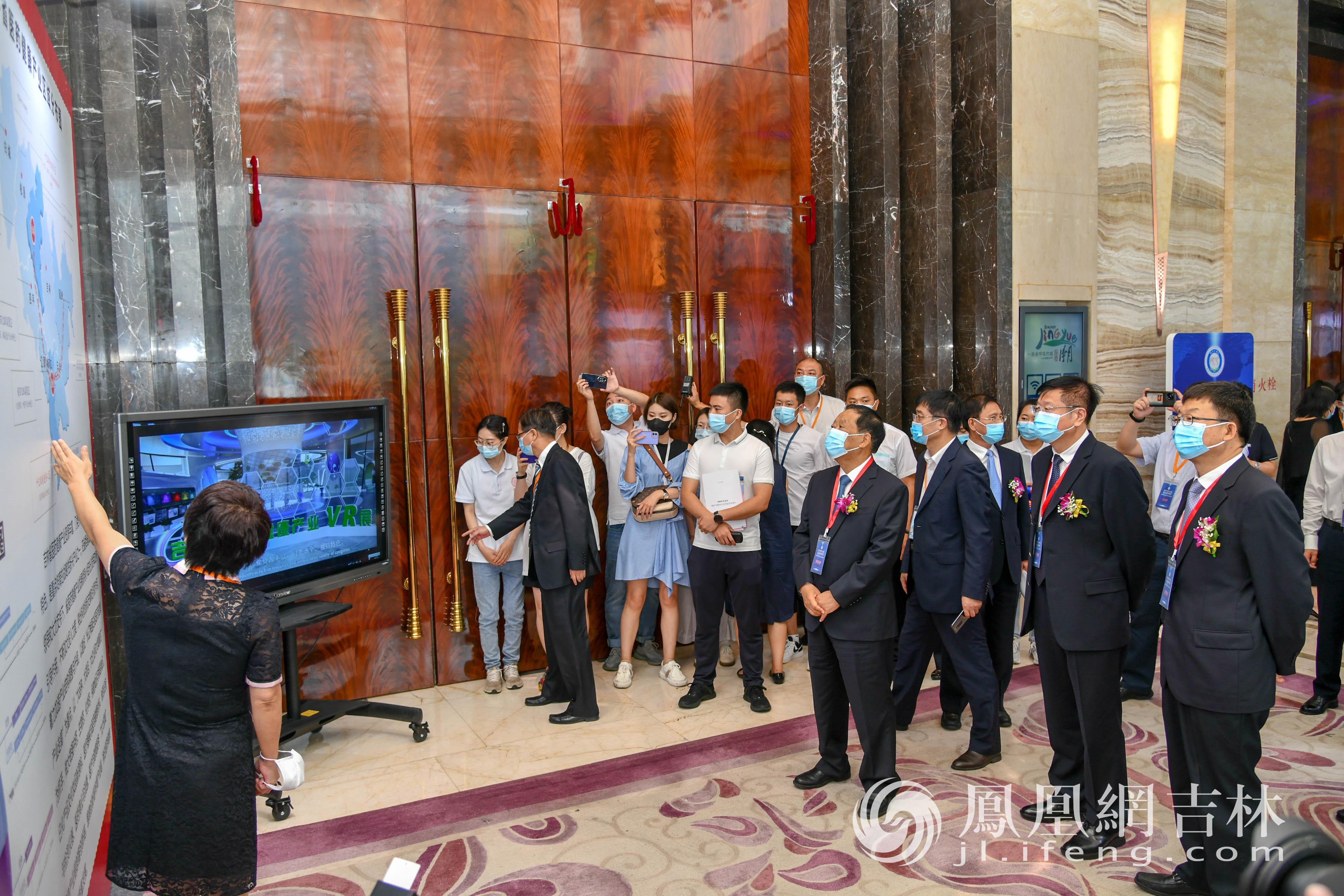 与会领导嘉宾观展。梁琪佳摄