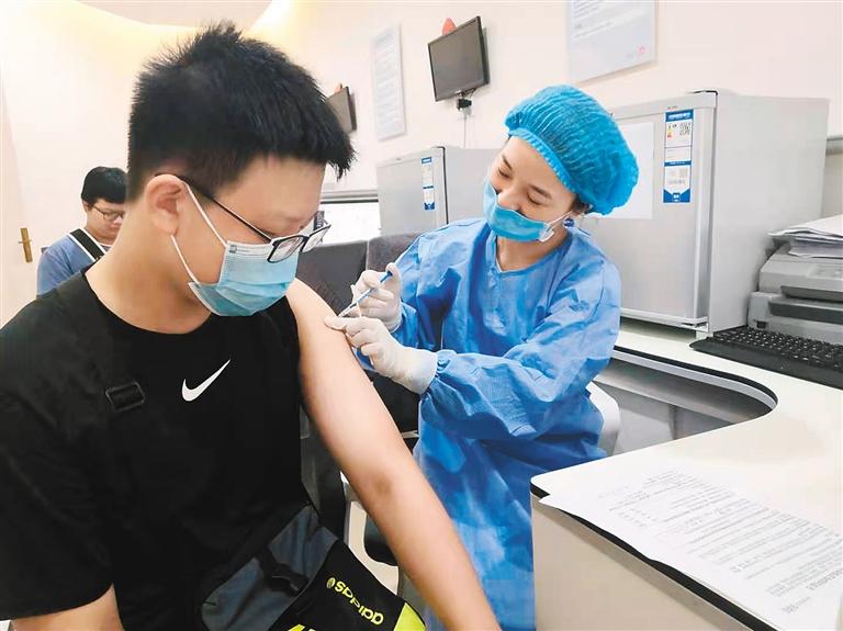 医护人员为市民接种疫苗