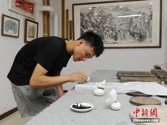 魏飒正在对古砖进行拓印。刘栋 摄