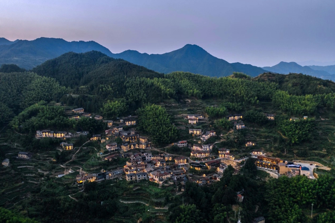 浙江山里，他们用150000块石头重建古村，神仙都想来隐居