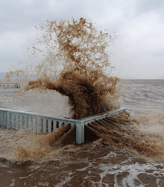 "烟花"即将登陆 浙江多地发生海水倒灌
