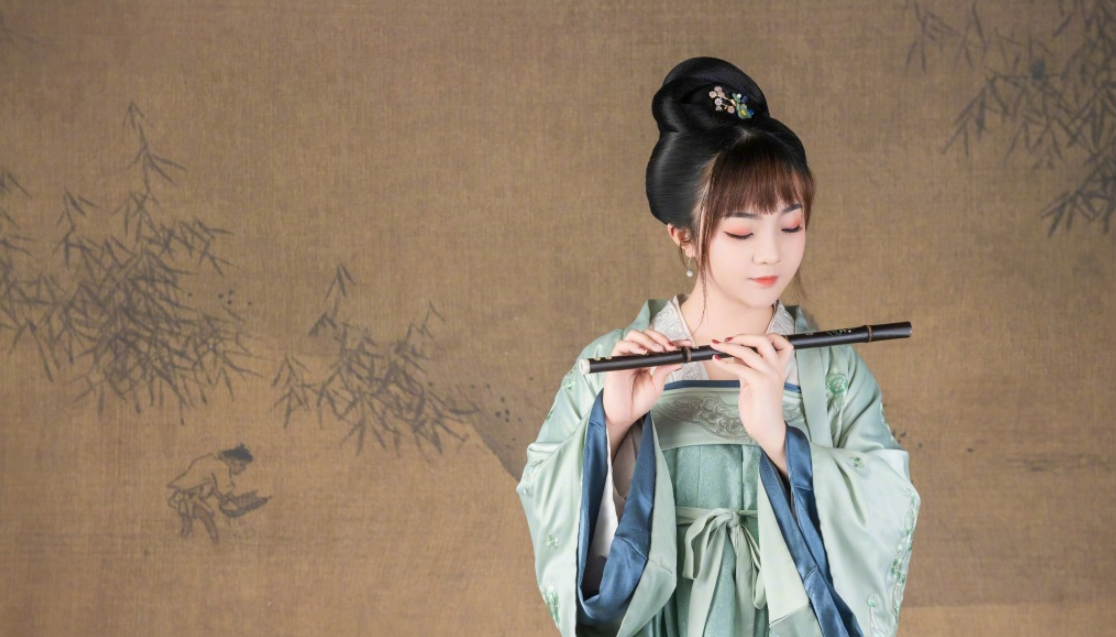 照片中她穿着各色汉服.7月30日,林妙可晒出一组古风写真.