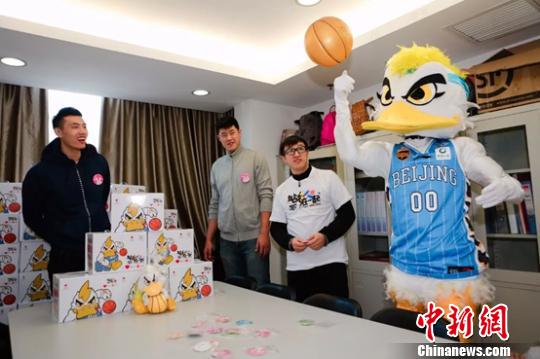 来自北京首钢篮球俱乐部的两位篮球明星白血病患儿。图源中新网