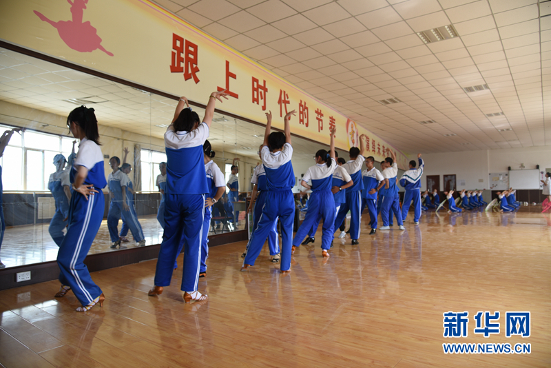 会宁县第一中学的学生在学习舞蹈 崔翰超 摄