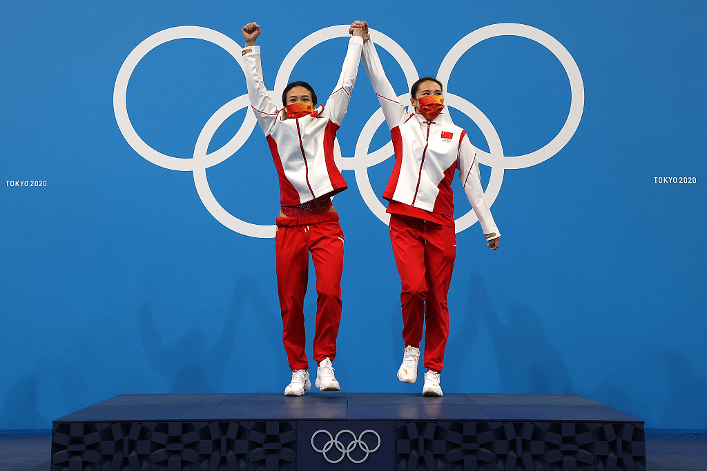 施廷懋王涵夺金两人在最高领奖台紧紧相拥