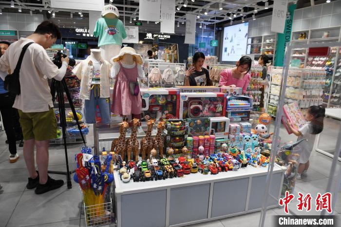 织里童装 许少峰 摄