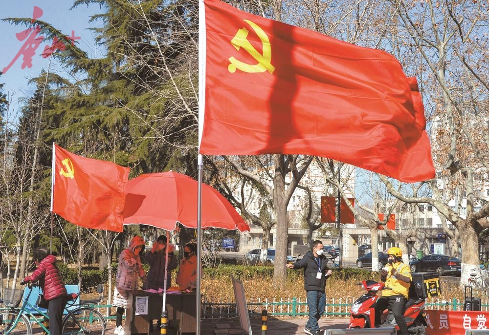 全市广大党员冲锋在前,坚定守护人民群众生命健康,鲜红的党旗在村庄