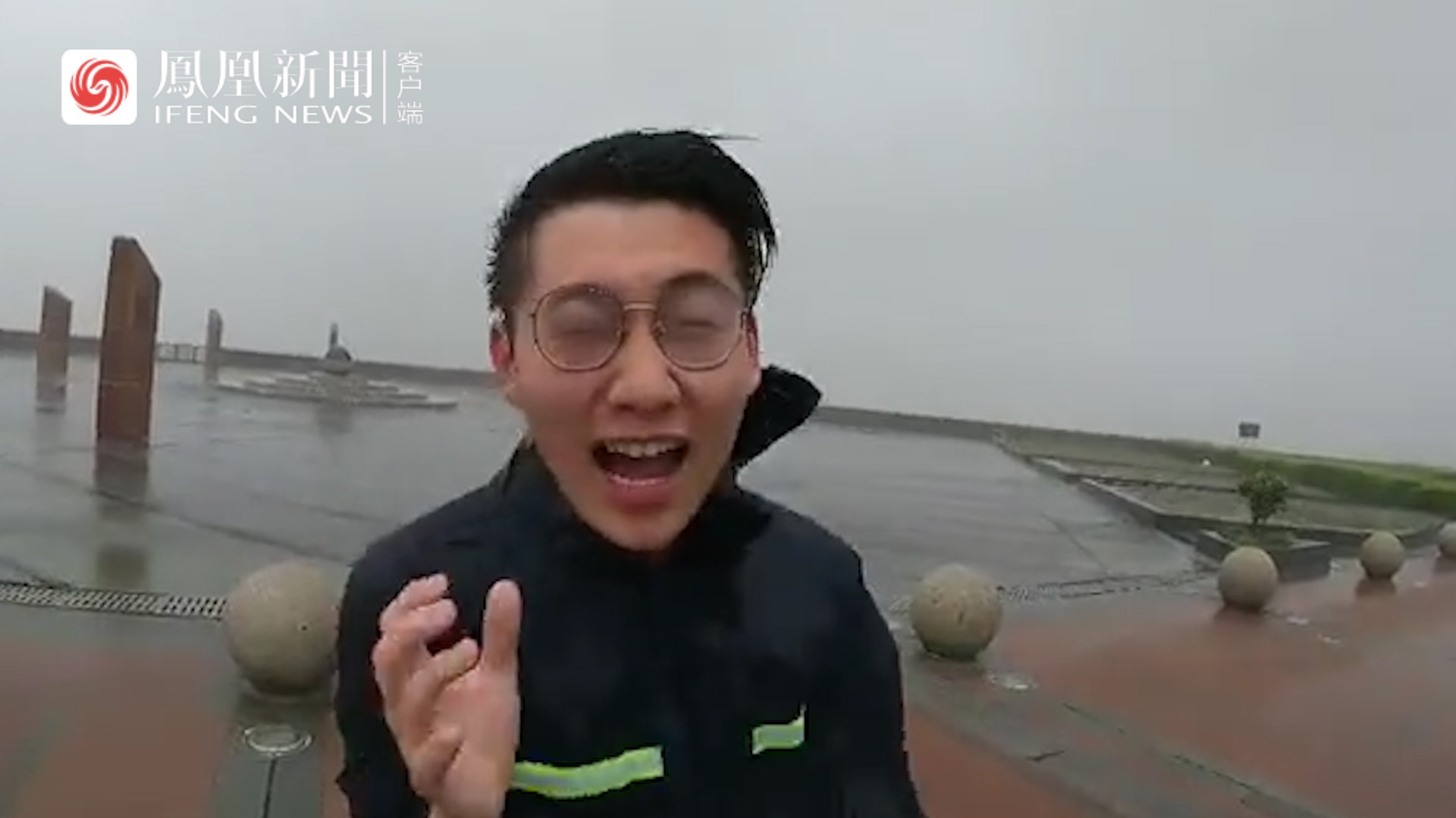 媒体实拍台风烟花登陆,舟山急浪拍岸,上海记者小哥暴风雨中嘶吼