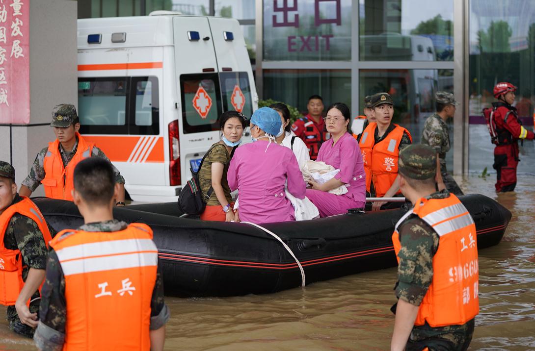 向“雨”而行！ 暴雨来袭他们第一时间冲到现场