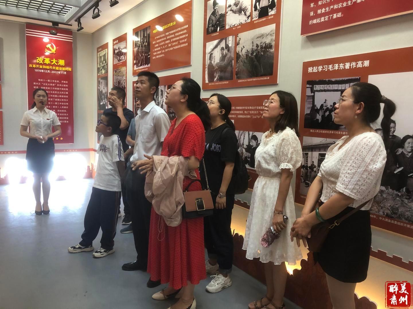 忆峥嵘岁月!肃州区党员干部参观庆祝建党百年主题展览