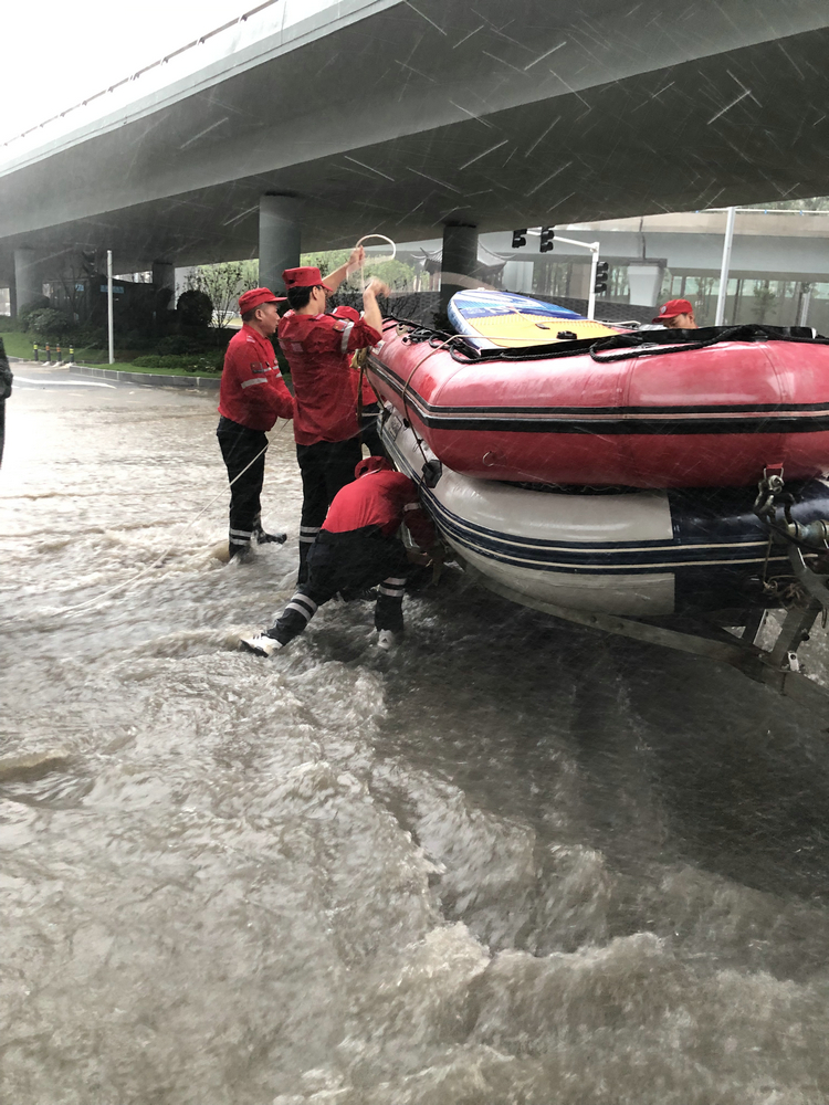 风雨中筑起"生命堤坝" 郑州市红十字水上义务救援队与汛情搏战