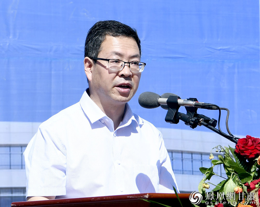 甘肃省总工会党组书记、常务副主席包俊宗在大赛开幕式上致辞 肖刚 摄
